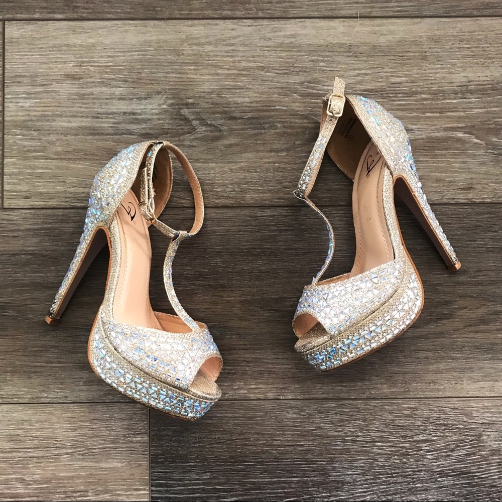 Jewel nude high heels platform size 6 cream silver